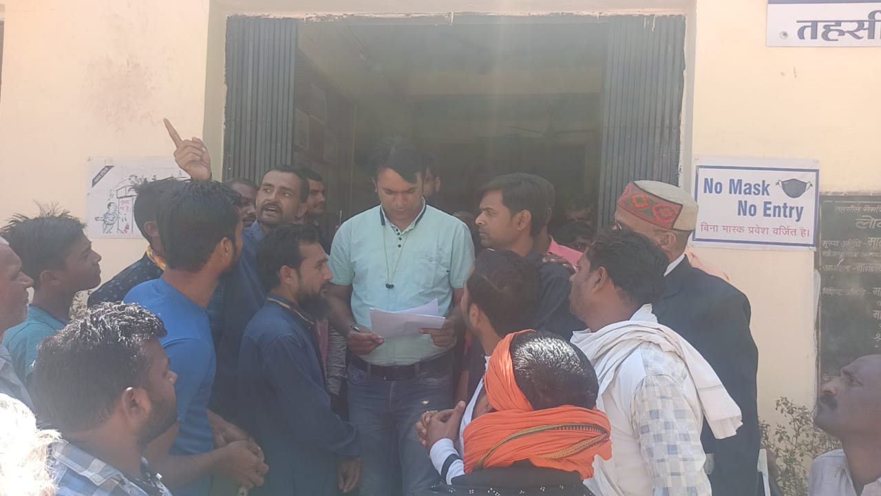 जल संकट की आहट, तहसीलदार को नगरवासियों ने सौंपा ज्ञापन